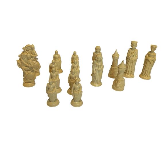 Edwin S Lowe Renaissance Plastic Felt Bottom Chessmen Vintage 32 Pieces - Picture 3 of 13